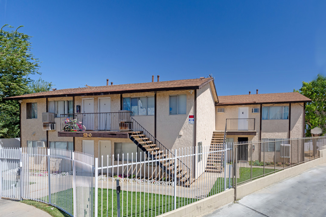 520 E Avenue Q4 in Palmdale, CA - Foto de edificio