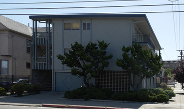 2500 Fruitvale Ave in Oakland, CA - Foto de edificio - Building Photo