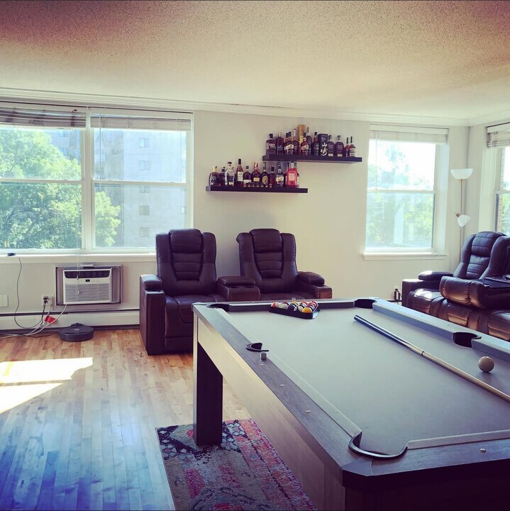 3150 Excelsior Blvd, Unit Top-Floor 2BR/1.5BA Condo in Minneapolis, MN - Building Photo