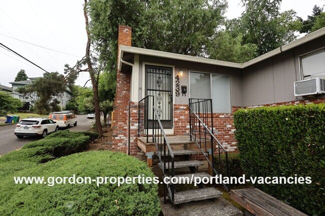 4239 SE 15th Ave in Portland, OR - Building Photo - Building Photo