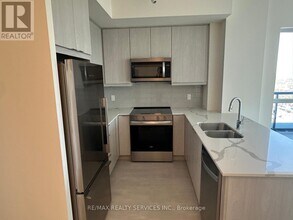 15 Watergarden Dr in Mississauga, ON - Building Photo - Building Photo