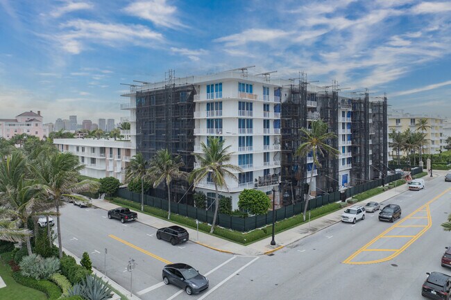 Winthrop House in Palm Beach, FL - Building Photo - Building Photo