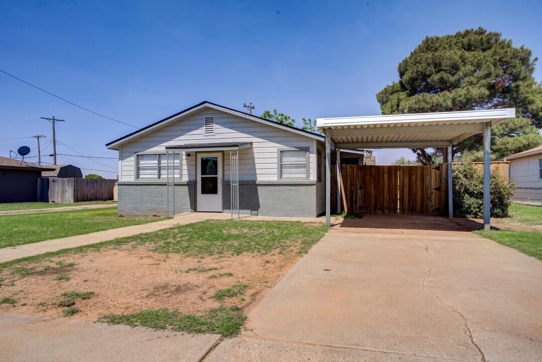 711 Hickory St in Idalou, TX - Building Photo