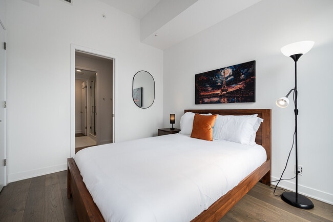 100 Av. des Canadiens-de-Montréal, Unit SI ID1261846P in Montréal, QC - Building Photo - Building Photo