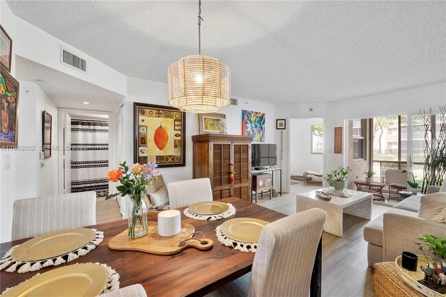 9580 Weldon Cir in Tamarac, FL - Foto de edificio - Building Photo