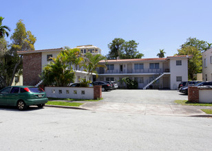 236 Madeira Ave in Coral Gables, FL - Foto de edificio - Building Photo