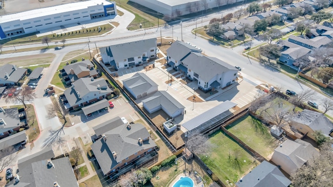 2201 E Arbrook Blvd in Arlington, TX - Foto de edificio - Building Photo