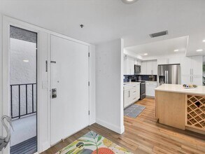 1001 Benjamin Franklin Dr in Sarasota, FL - Building Photo - Building Photo