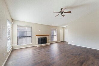 8100 Cambridge St in Houston, TX - Foto de edificio - Building Photo
