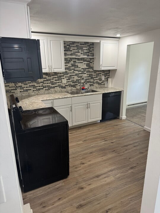 8091 Weblank Way in Clay, NY - Building Photo
