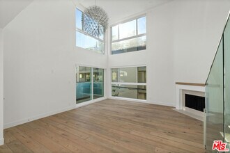 14 Reef St-Unit -4 in Marina Del Rey, CA - Building Photo - Building Photo