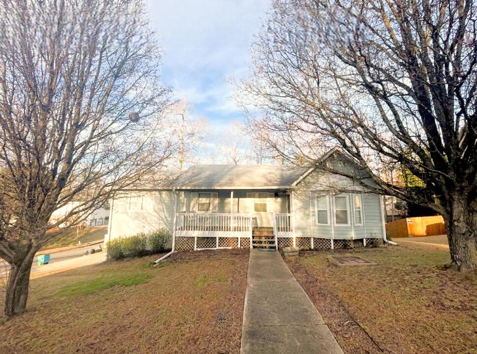 536 Cherokee Overlook Ct in Canton, GA - Foto de edificio