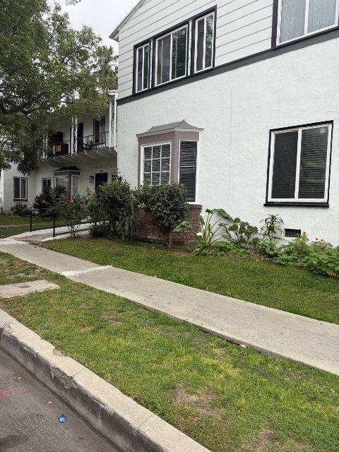 2452 W 18th
