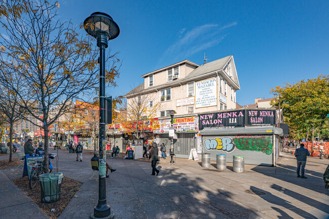 7319 37th Rd in Jackson Heights, NY - Foto de edificio - Building Photo