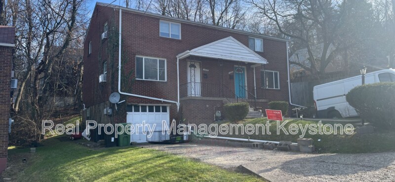 1422 Norvell Dr in Pittsburgh, PA - Foto de edificio