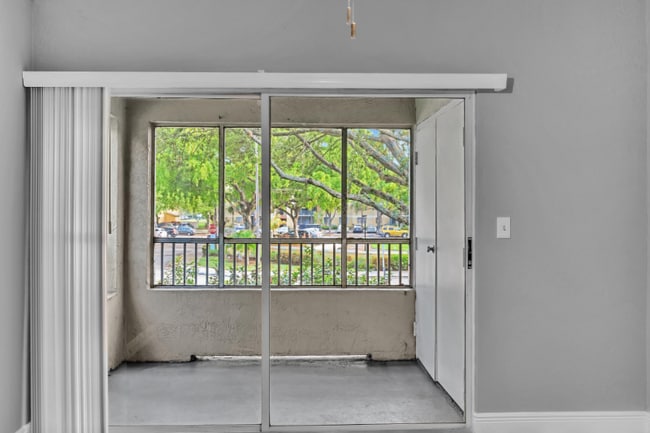 2280 E Preserve Way in Miramar, FL - Foto de edificio - Building Photo