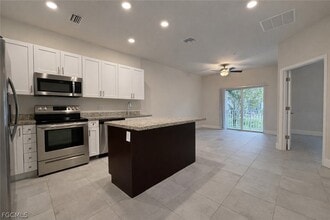 3221 SW 8th Pl in Cape Coral, FL - Building Photo - Building Photo