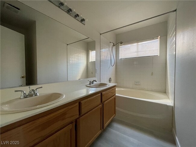 8476 W Gilmore Ave in Las Vegas, NV - Building Photo - Building Photo