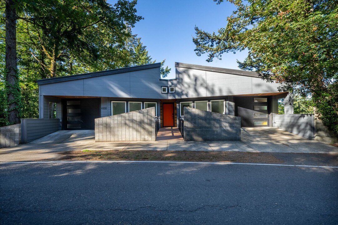 4300 SW Hewett Blvd in Portland, OR - Building Photo