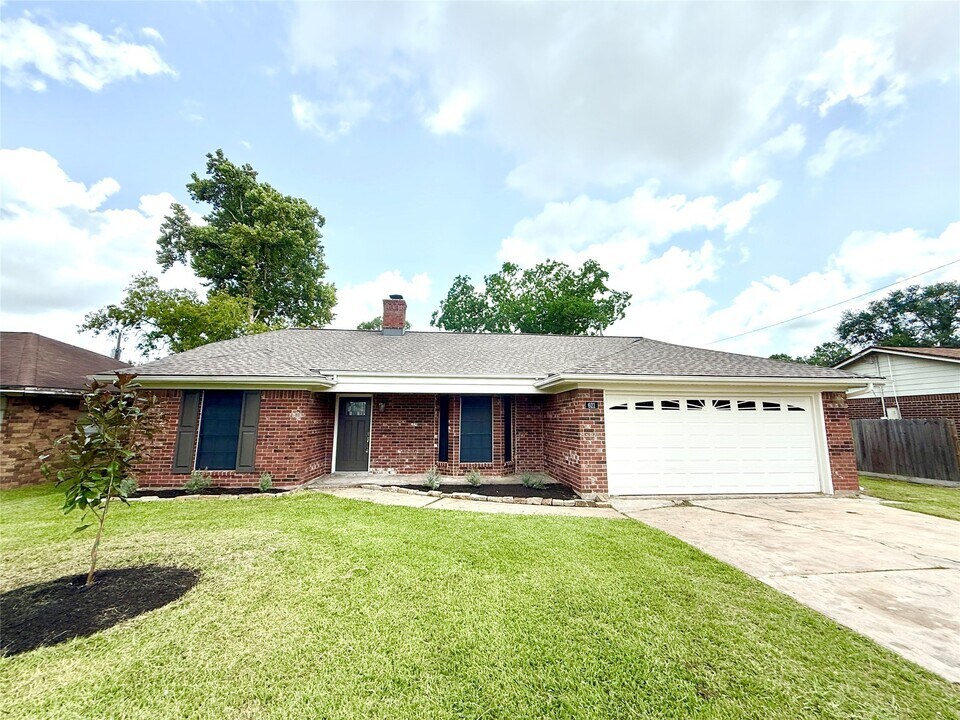 621 E Murray St in Angleton, TX - Building Photo