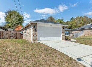 221 Trish Dr in Crestview, FL - Building Photo - Building Photo