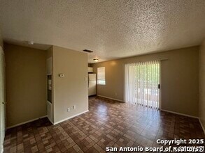 300 Moursund Blvd in San Antonio, TX - Foto de edificio - Building Photo