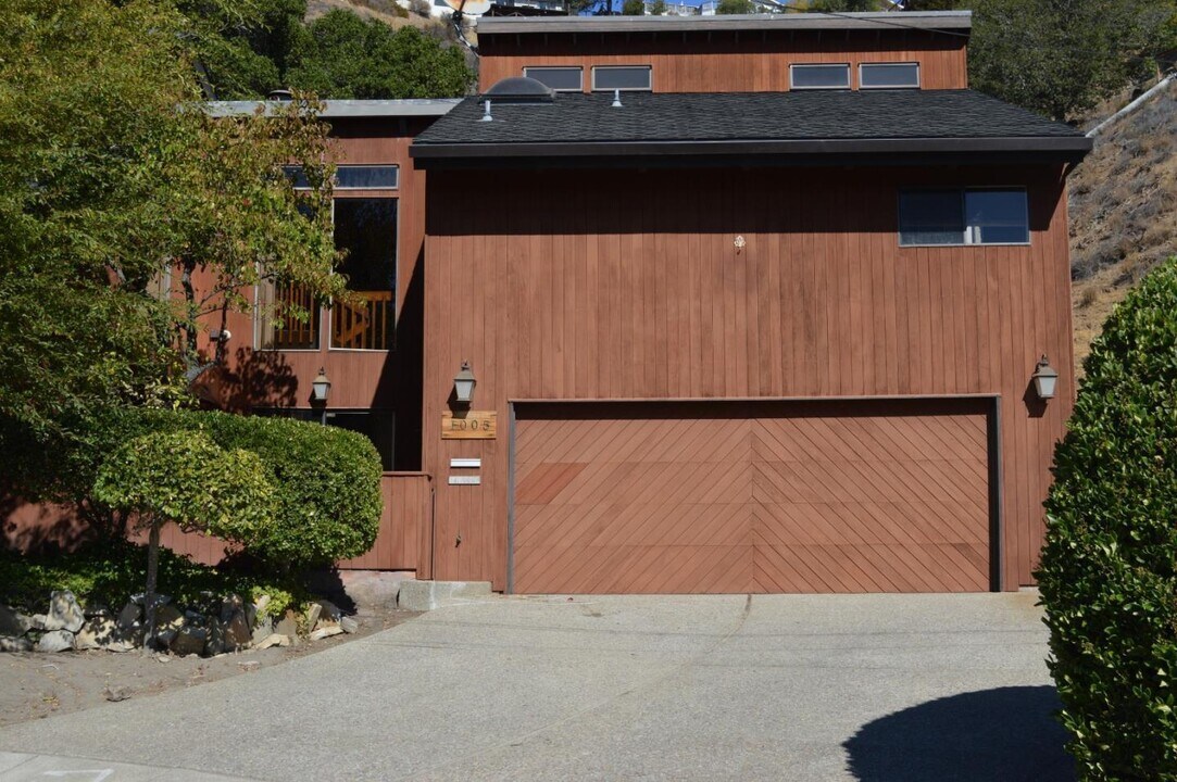 1005 Drake Ct in San Carlos, CA - Building Photo