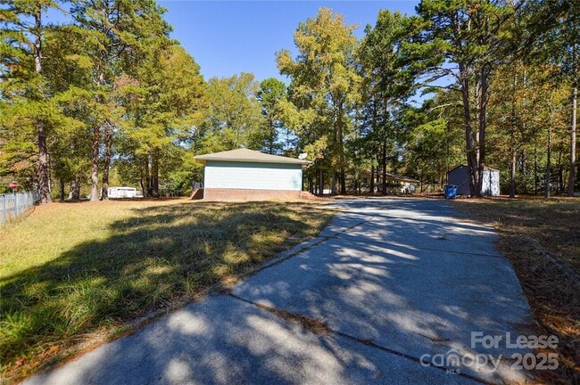 15011 Woodstar Rd in Matthews, NC - Building Photo - Building Photo
