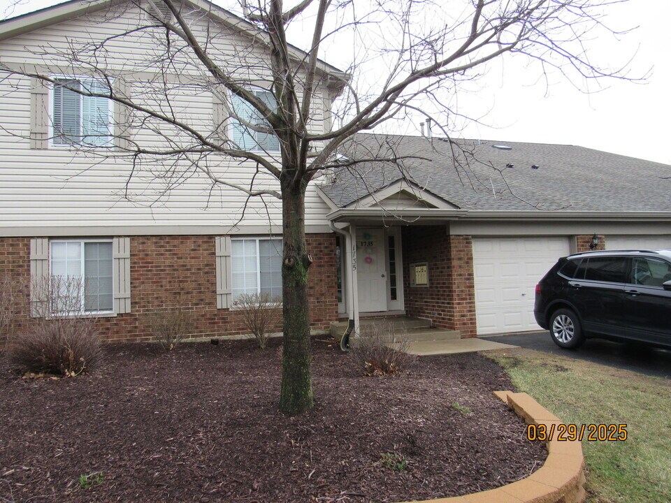 1735 Chesapeake Ln in Schaumburg, IL - Building Photo