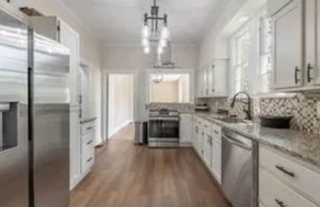 924 E Houston Ave in Crockett, TX - Foto de edificio - Building Photo