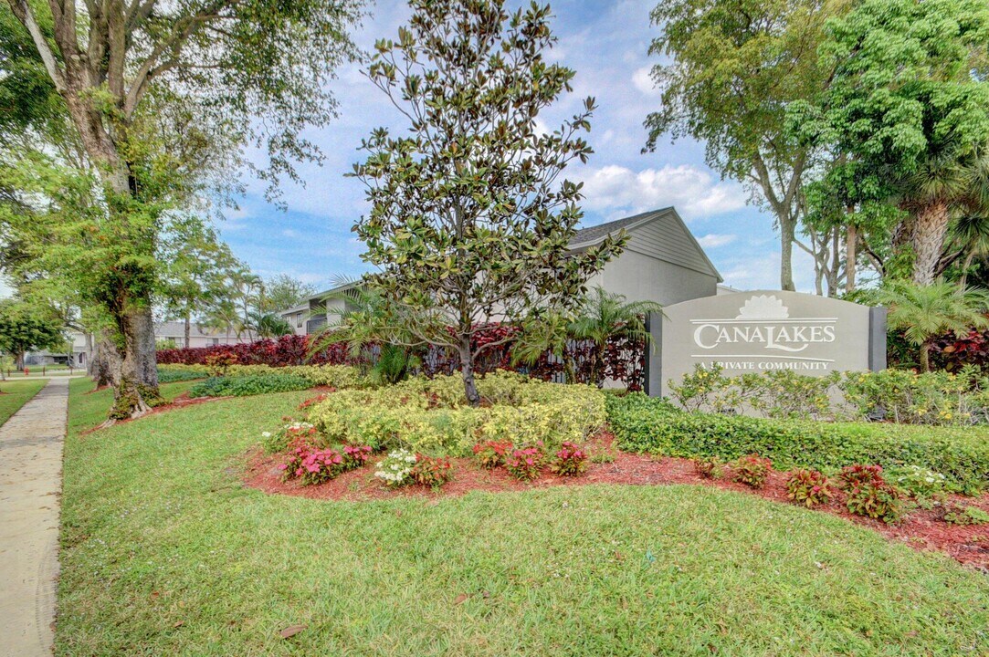 1506 Wharf Ln in Greenacres, FL - Building Photo