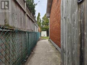 14 Clifton Downs Rd in Hamilton, ON - Building Photo - Building Photo