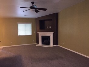 3638 N Vickie Ct in Visalia, CA - Building Photo - Building Photo