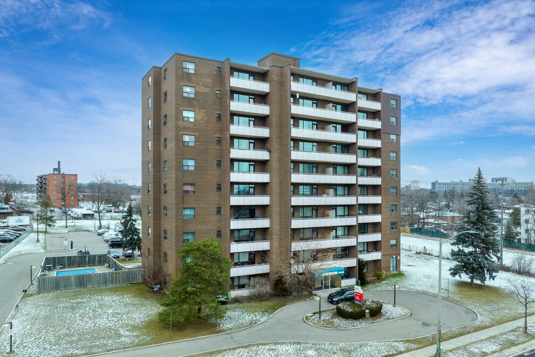 Linwood Apartment in Mississauga, ON - Building Photo