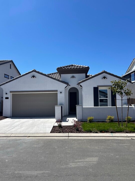 2053 Carmel Rnch Cir in Oakdale, CA - Building Photo