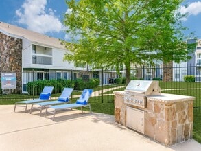16Ten East in Denton, TX - Foto de edificio - Building Photo