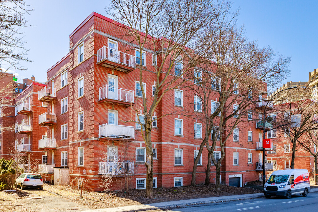 4802 De La Côte-Des-Neiges Ch in Montréal, QC - Building Photo