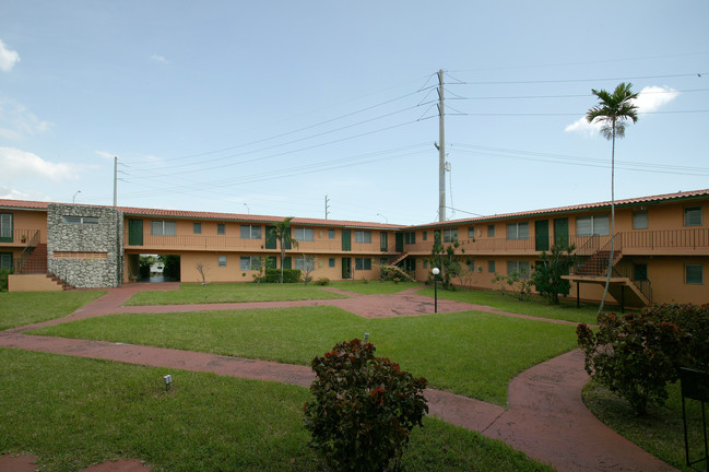 River House Apartments in Miami Springs, FL - Building Photo - Building Photo