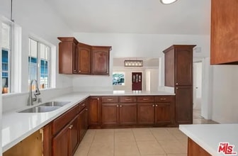 225 W 56th St in Los Angeles, CA - Building Photo - Building Photo