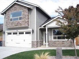 864 Virginia Dr in Central Point, OR - Building Photo