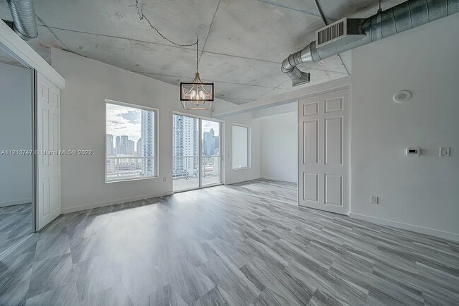 10 SW South River Dr, Unit Neo Lofts in Miami, FL - Building Photo - Building Photo