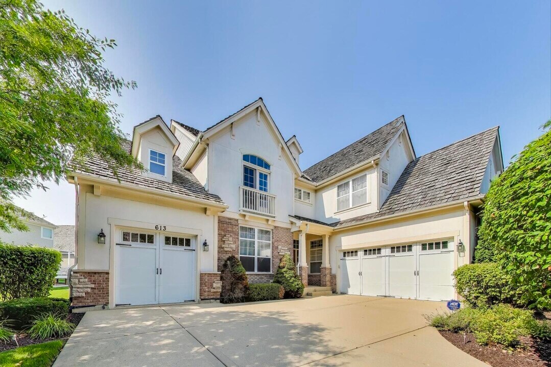 613 Kinnear Cove in Inverness, IL - Building Photo