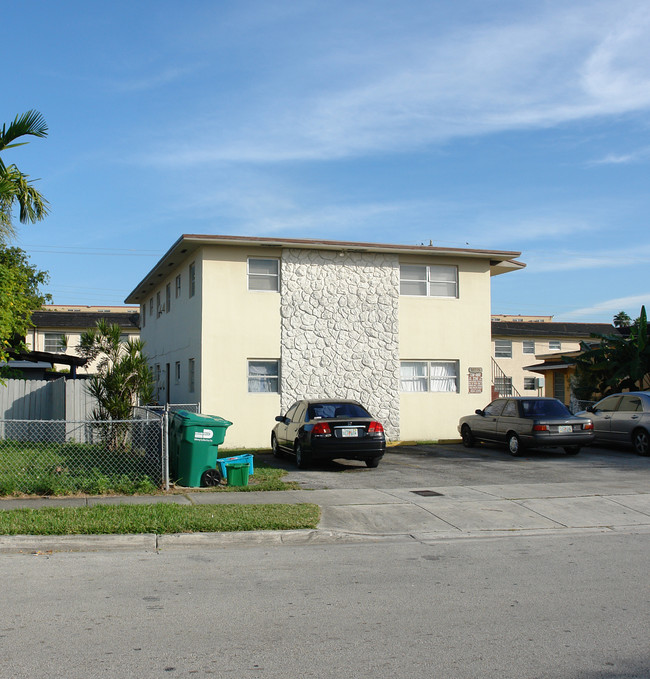 10775 Jose Pepe Merida Blvd in Miami, FL - Building Photo - Building Photo