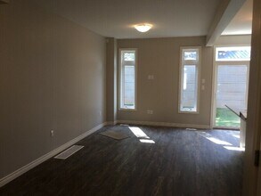 12 Lindsay Way in Grimsby, ON - Building Photo - Building Photo