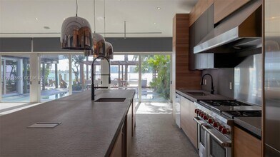 7528 Buccaneer Ave in North Bay Village, FL - Foto de edificio - Building Photo