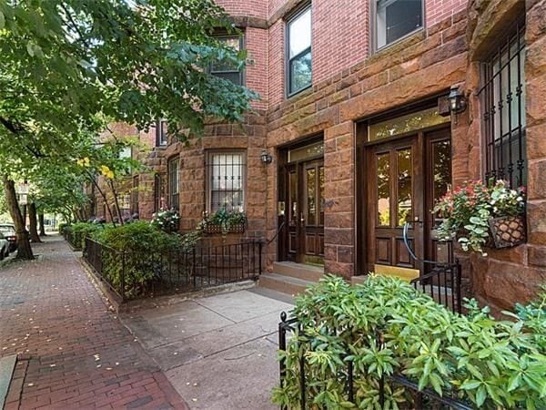 property at 7 Follen St