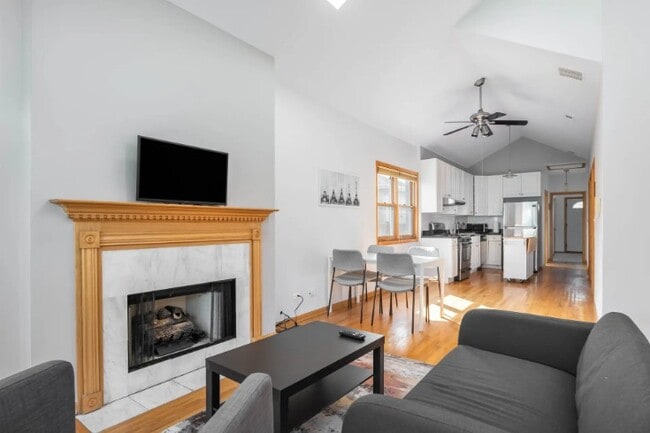 1359 W Hubbard St, Unit 3 in Chicago, IL - Foto de edificio - Building Photo