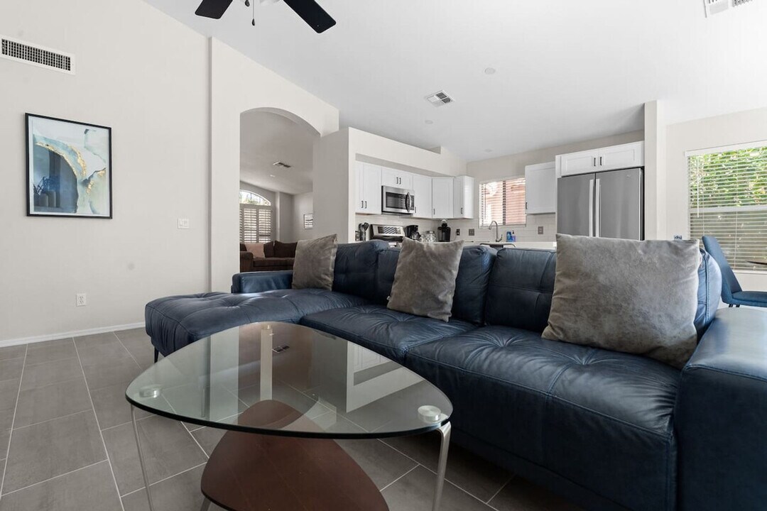 3437 E Tonto Ln in Phoenix, AZ - Building Photo