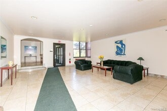 150 S Middle Neck Rd in Great Neck, NY - Building Photo - Building Photo