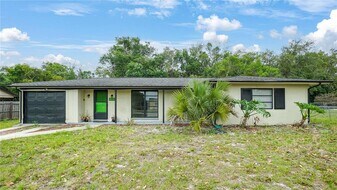 1367 Gainesville Dr in Deltona, FL - Building Photo